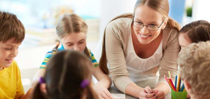 smiling_teacher_speaking_with_5_pupils